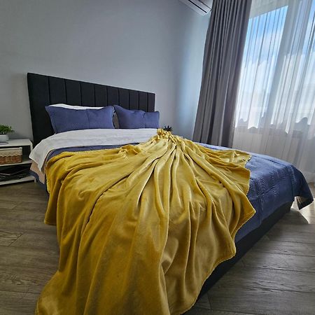 3 Room Gagarin Park Residential Complex Near Mega Shopping Mall Almaty Exterior photo