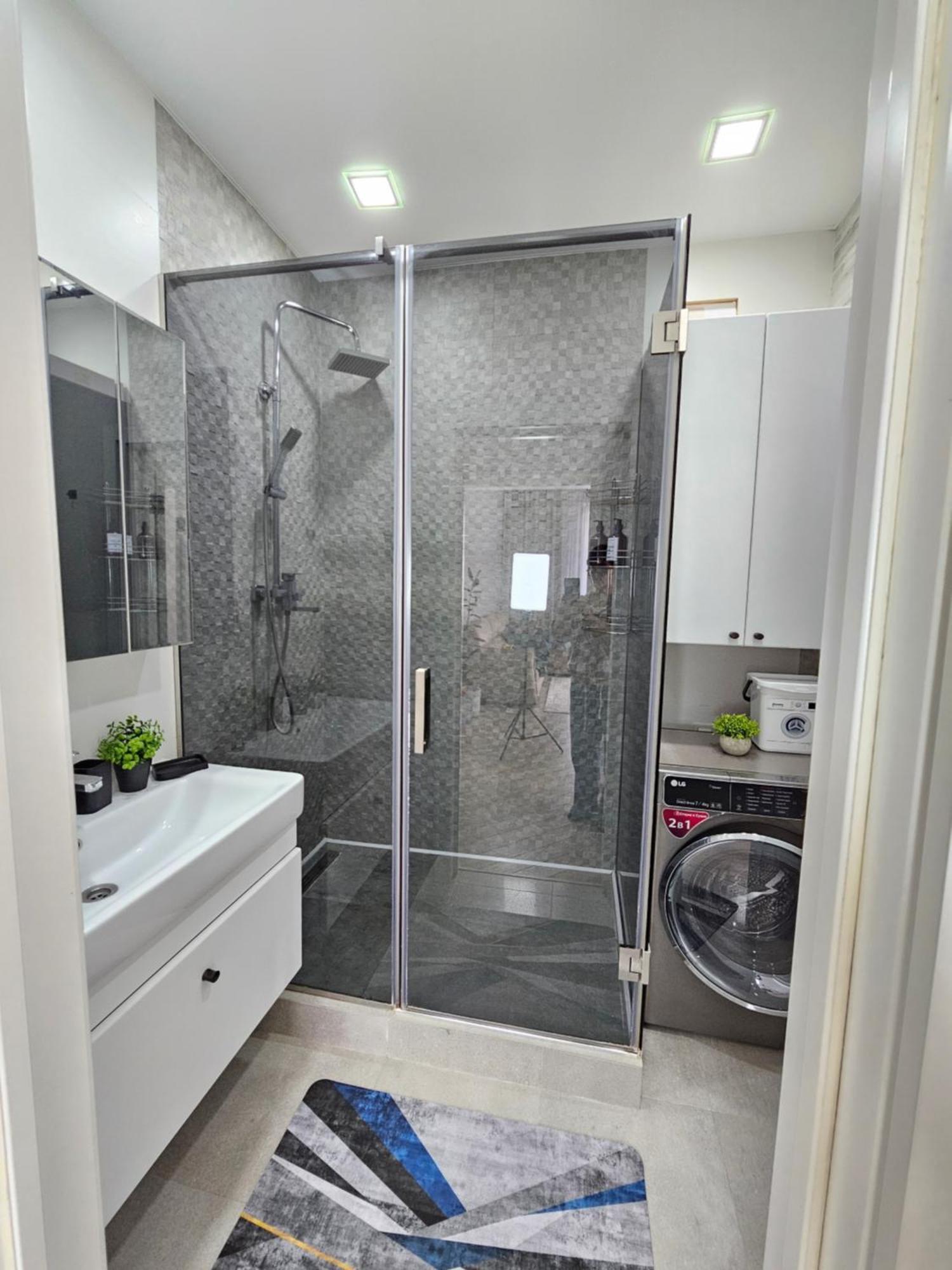 3 Room Gagarin Park Residential Complex Near Mega Shopping Mall Almaty Exterior photo