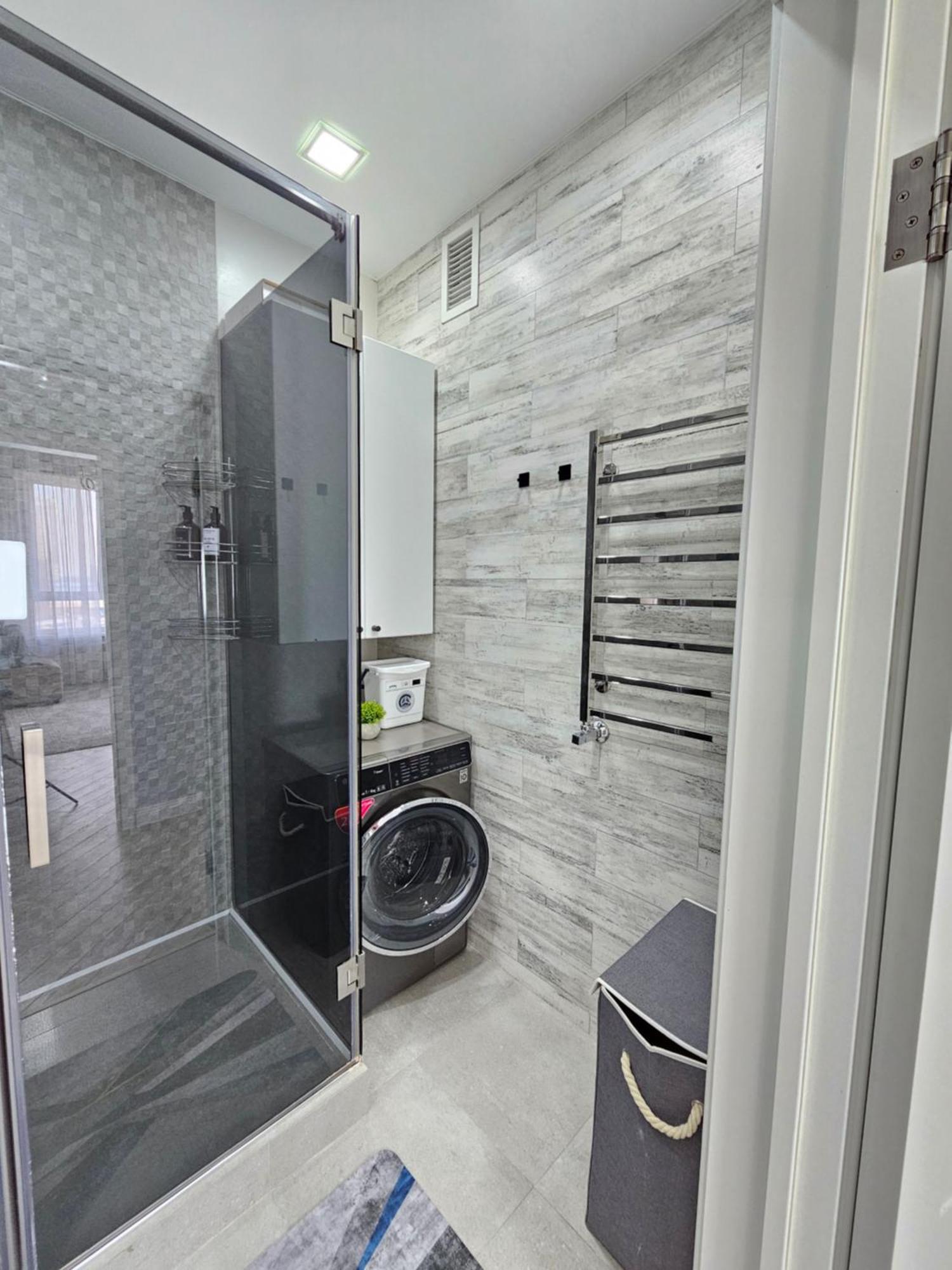 3 Room Gagarin Park Residential Complex Near Mega Shopping Mall Almaty Exterior photo
